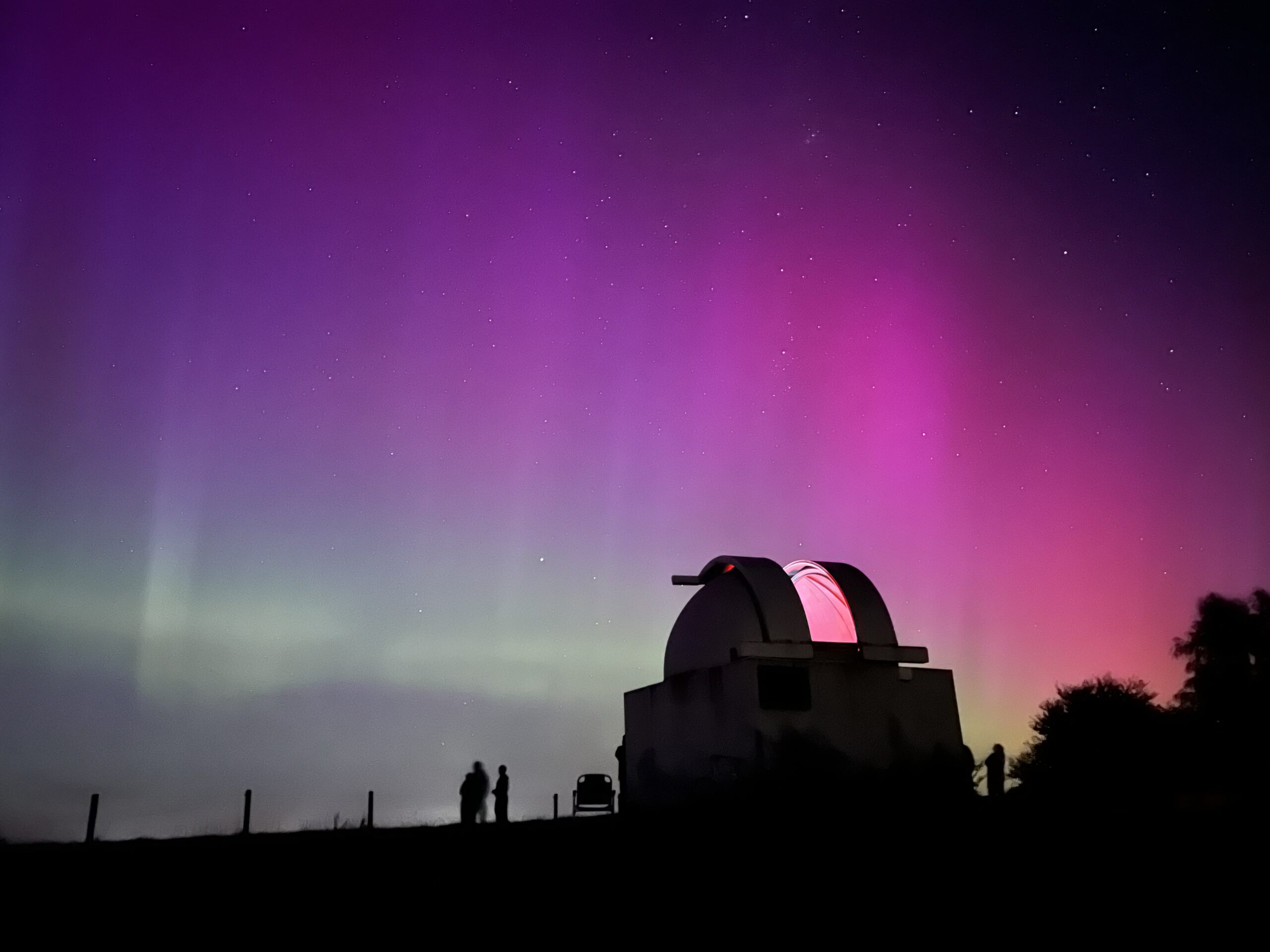 Nordlys og kuppel på toppen_Credit_Observatoriet-min